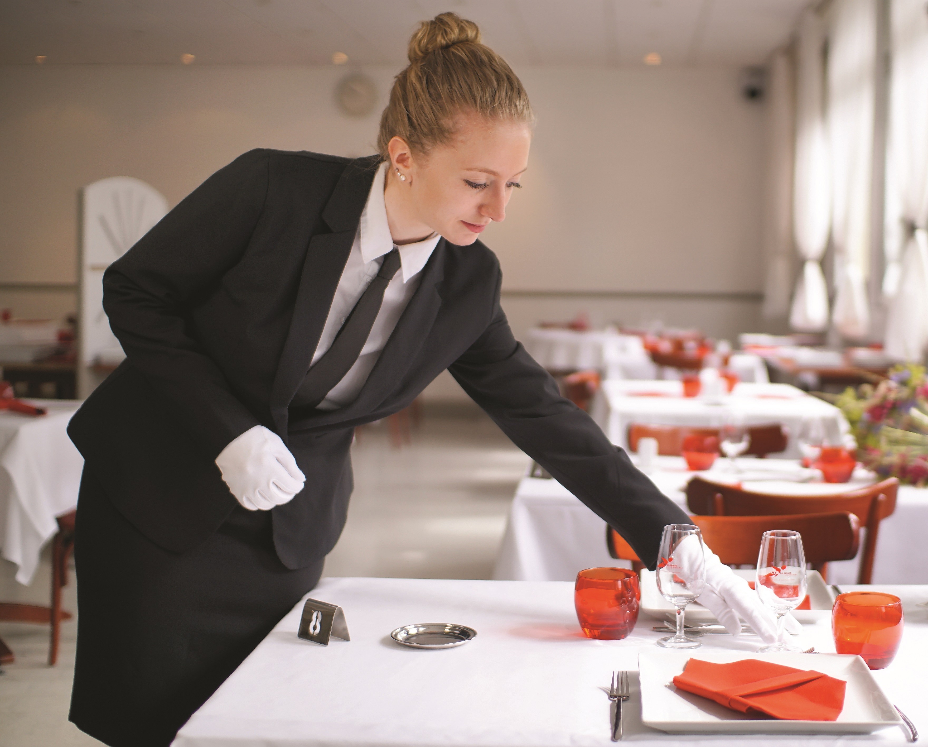 Apprentie en service au restaurant d'application à l'Ecole des Métiers Dijon Métropole
