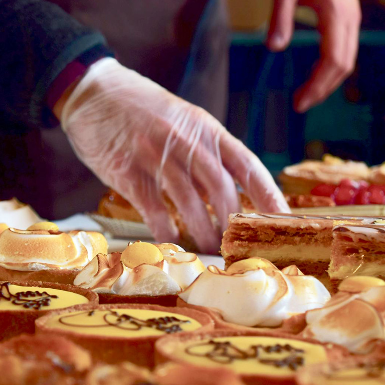 Un apprenti cuisinier confectionne des desserts dans une cuisine professionnelle à l'Ecole des Métiers