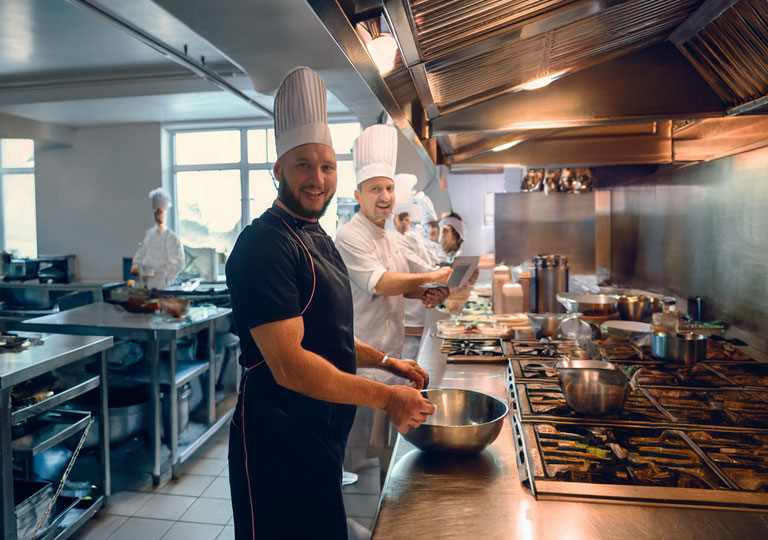 Visuel de recrutement pour un poste d'aide cuisinier en restauration collective à l'École des Métiers en 2024