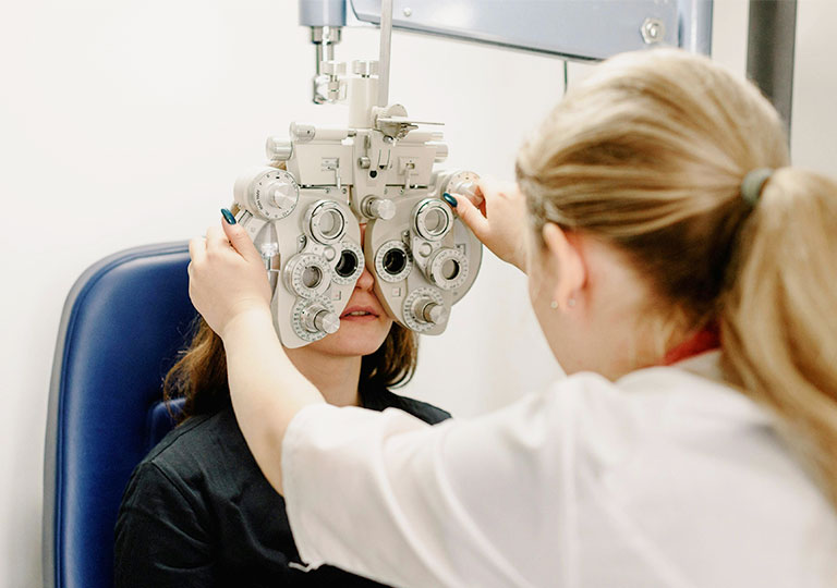 Visuel pour le recrutement d'un enseignant en Optique à l'Ecole des métiers