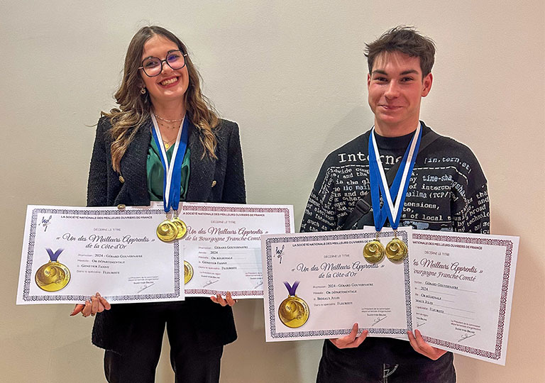 Fanny Genetier et Jules Bideaux reçoivent des médailles pour le concours des MAF