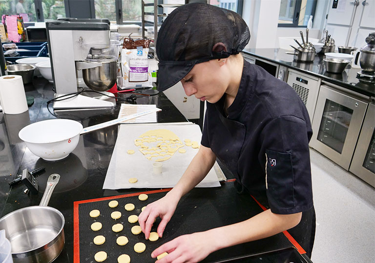 Apprentie pâtissière pendant le concours de sélection régionale du MAF pâtissier à l'EDM