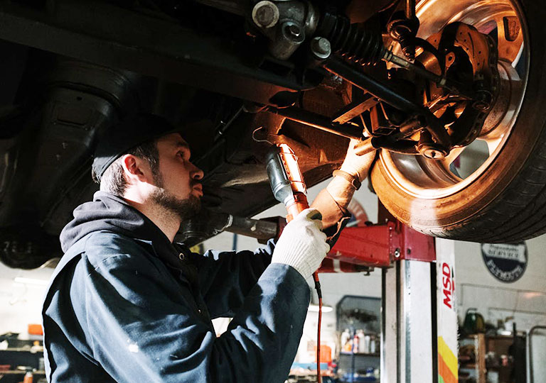 Photo d'un mécanicien au travail pour le recrutement d'un enseignant technique à l'Ecole des Métiers