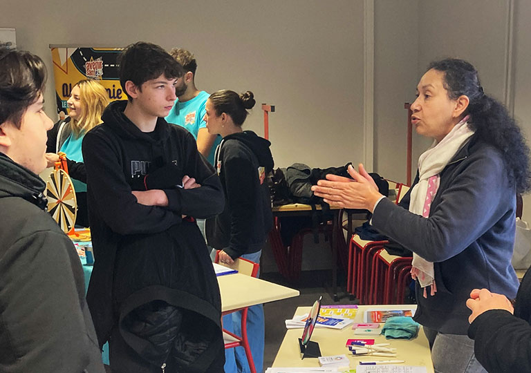 Photo de discussion pendant l'intervention de la CPAM 21 à l'Ecole des Métiers Dijon Métropole