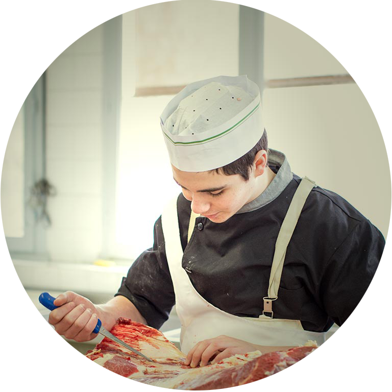 Apprenti boucher désosse au laboratoire de l'EDM.