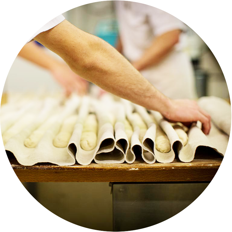 Apprenti boulangerie façonne des baguettes dans le fournil de l'Ecole des Métiers Dijon Métropole