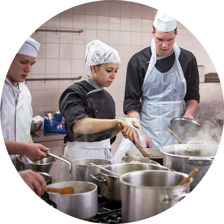 Groupe d'apprentis charcutiers au laboratoire de l'Charcutier by EDM