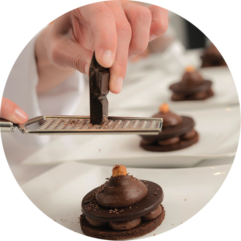 Apprenti chocolatier au laboratoire de pâtisserie à l'EDM.