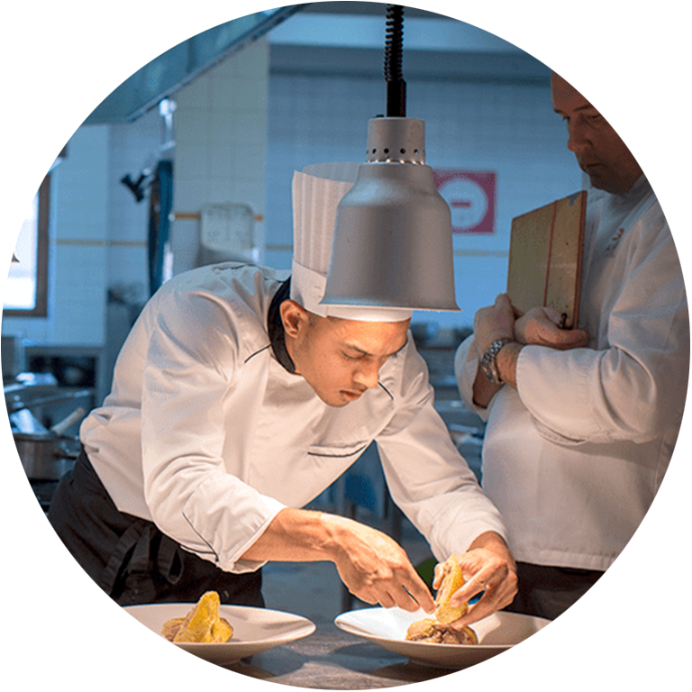 Apprenti en cuisine à l'École des Métiers
