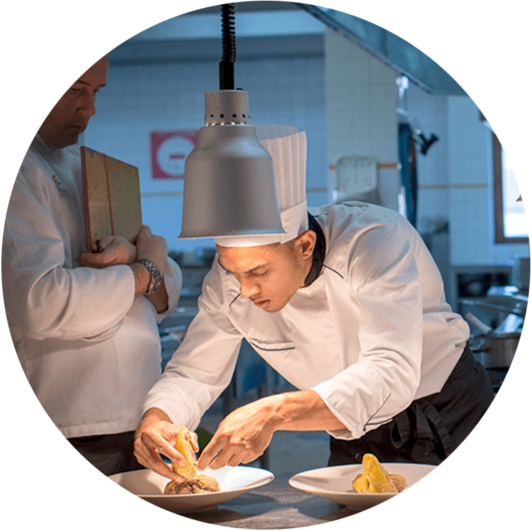 Apprenti cuisinier dresse une assiette à l'Ecole des Métiers Dijon Métropole