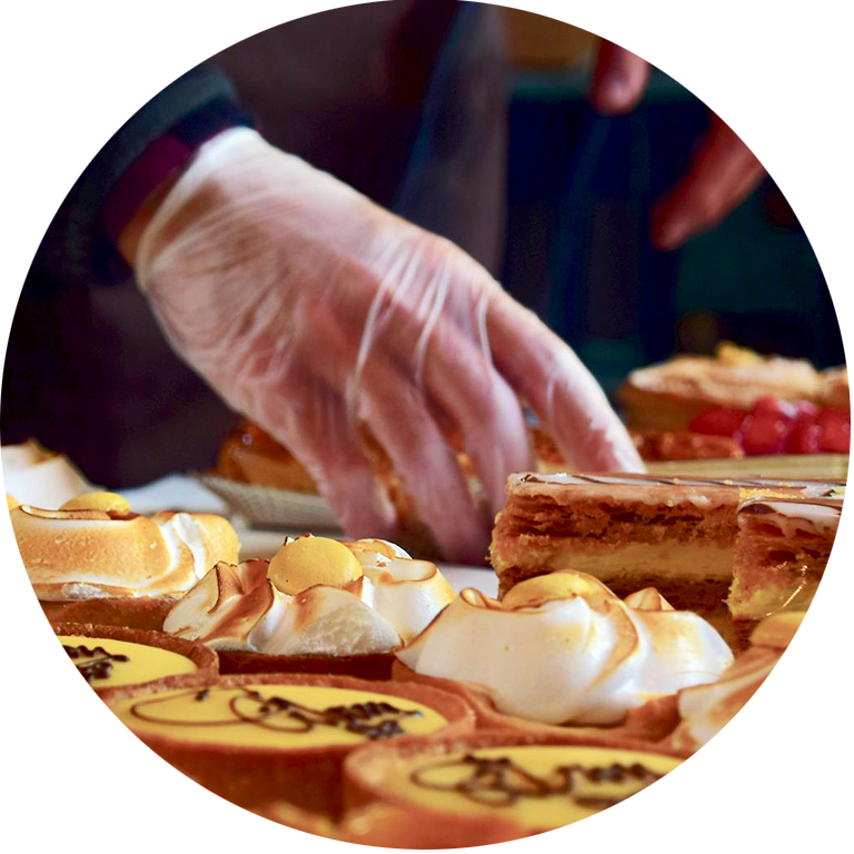 Un apprenti cuisinier confectionne des desserts à l'Ecole des Métiers