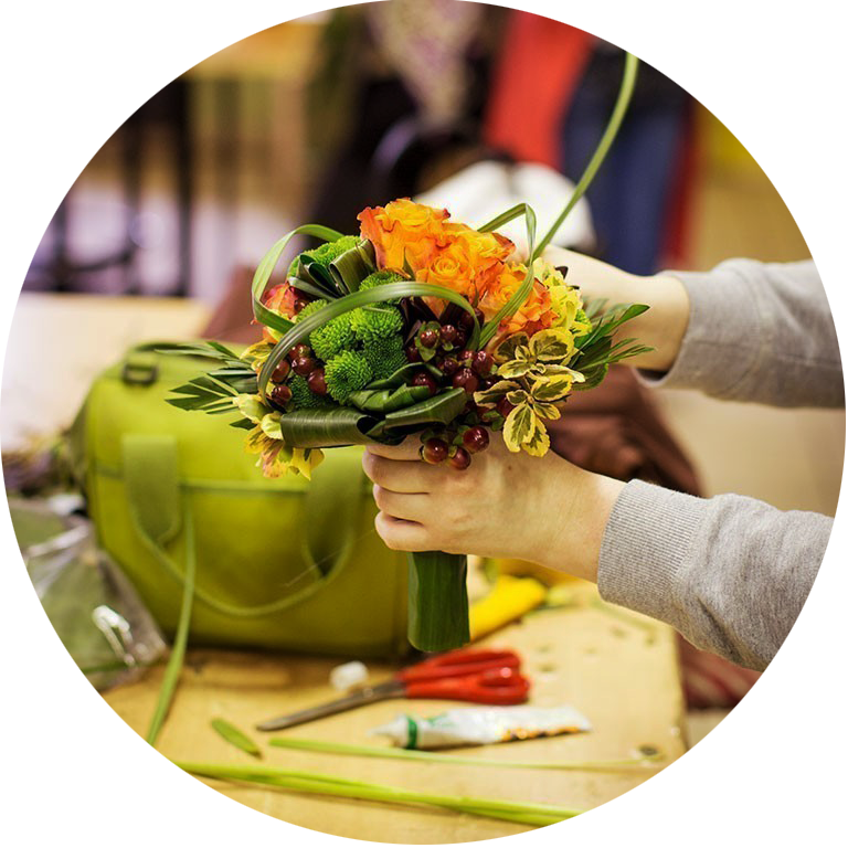 Une apprentie fleuriste réalise un bouquet à l'atelier de l'Ecole des Métiers