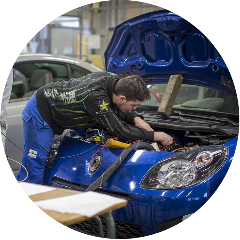 Apprentis en intervention de maintenance sur un véhicule à l'atelier de l'Ecole des Métiers Dijon Métropole.