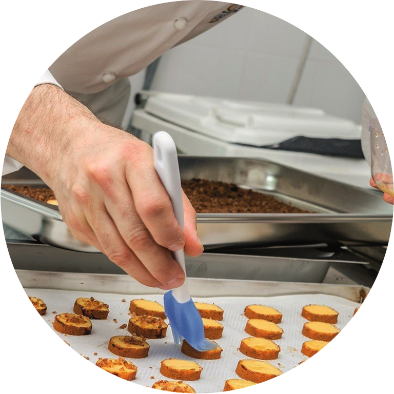Apprenti en laboratoire de pâtisserie à l'EDM