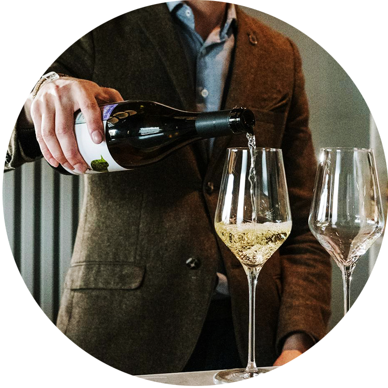 Apprenti Sommelier-Conseil, Caviste assure le service du vin à l'Ecole des Métiers