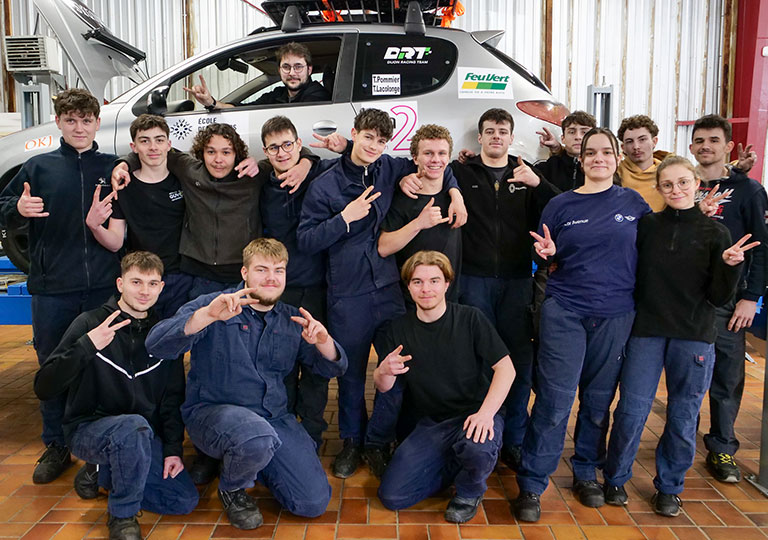 L'équipe des Terminale BAC PRO MVA devant la voiture préparée qui part pour le raid 206