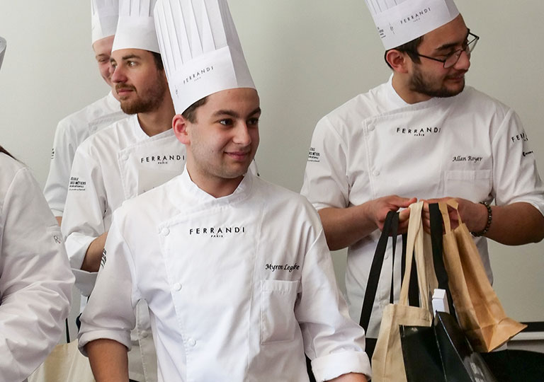 Apprentis de l'EDM qui reçoivent des lots lors de la journée de remise des diplômes en partenariat avec Ferrandi Paris