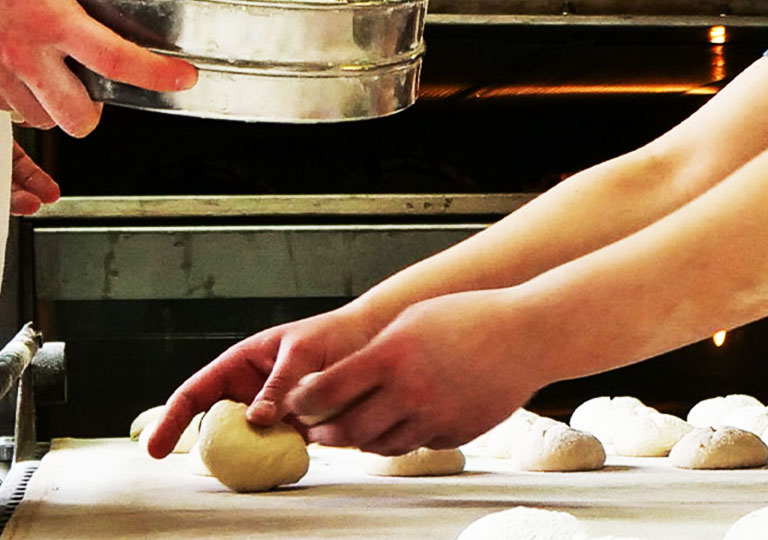 Mains d'apprentis à l'EDM en Boulangerie près du nouveau four co-financé par la région Bourgogne-Franche-Comté