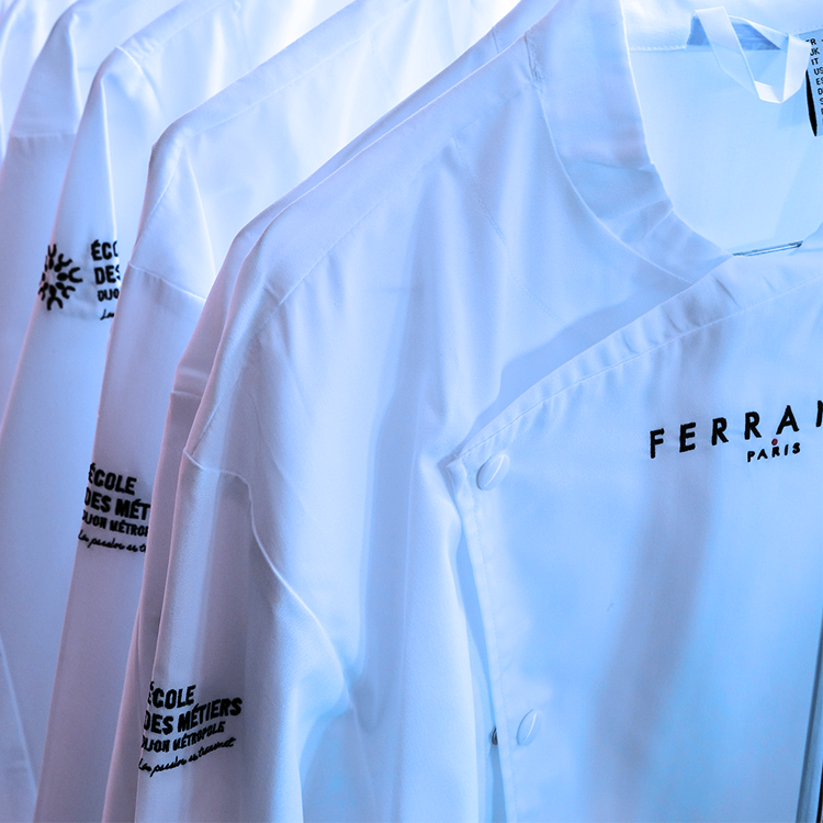 Des vestes de cuisinier floquées EDM et FERRANDI Paris montre la collaboration entre les 2 établissements