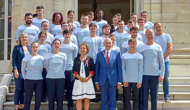 Les apprentis de l'EDM assurent le service dans les jardins de la préfecture de Côte d'Or