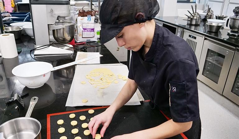 Apprentie pâtissière pendant le concours de sélection régionale du MAF pâtissier à l'EDM