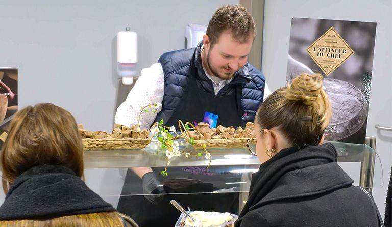 Un démonstrateur propose des fromages d'exception au restaurant d'entreprise de l'EDM