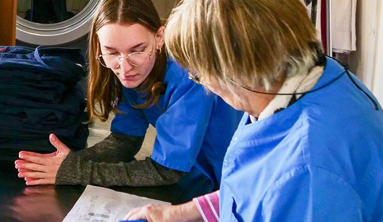 Echange entre 2 salariées du chantier d'insertion Brasserie de l'EDM