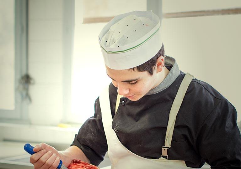 Apprenti boucher à l'École des Métiers