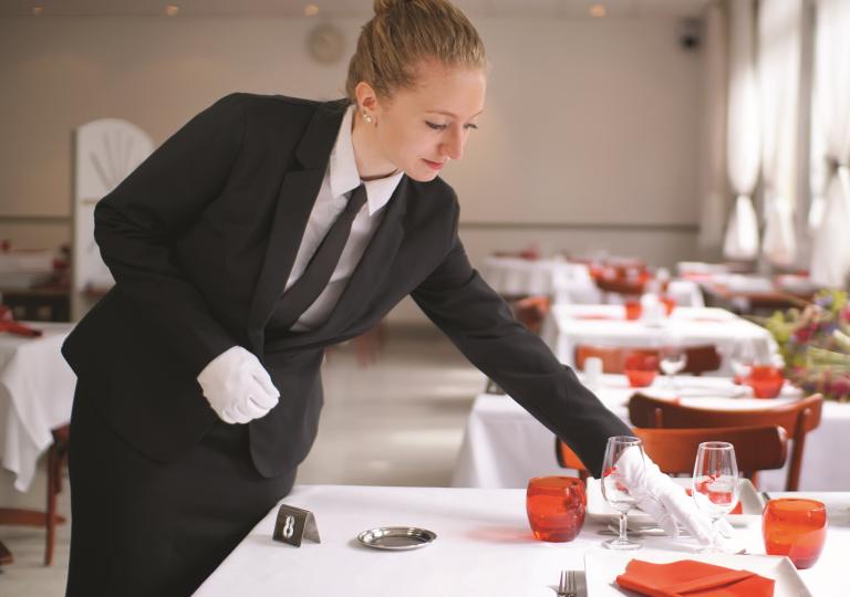 Apprentie en service au restaurant d'application à l'Ecole des Métiers Dijon Métropole