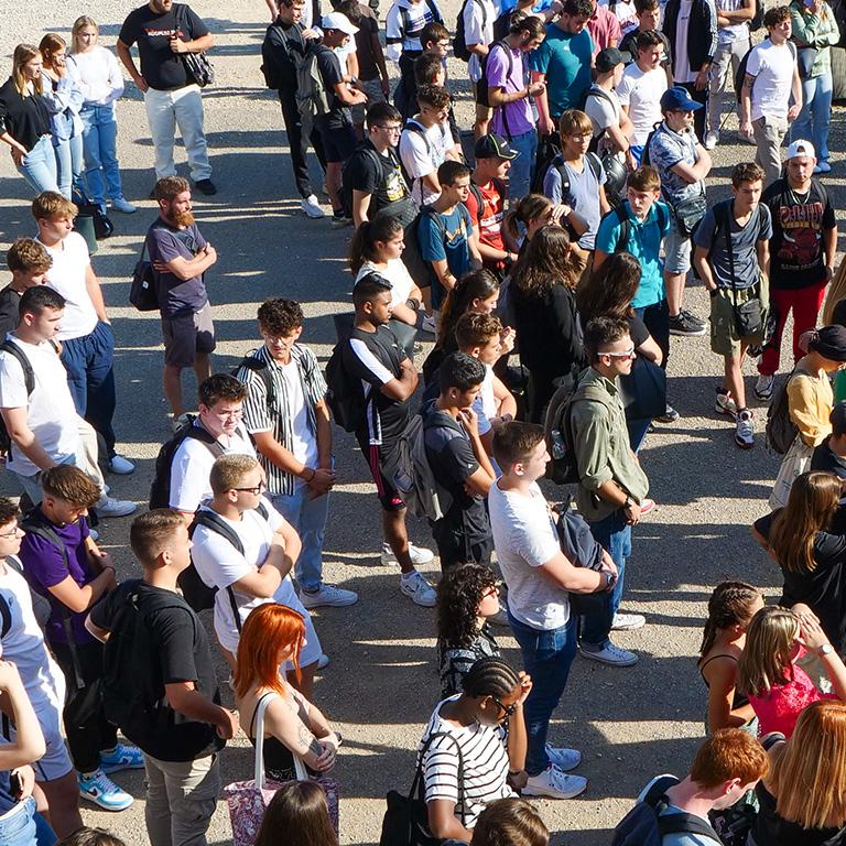 Apprentis dans la cour de l'Ecole des Métiers.