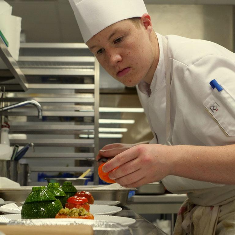 Apprenti en cuisine à l'École des Métiers Dijon Métropole