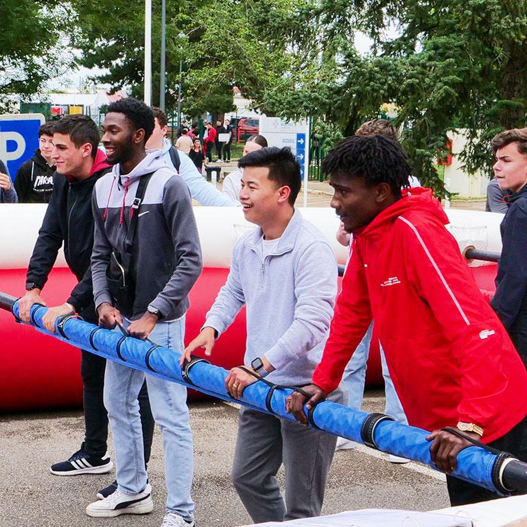 Apprentis à l'EDM jouent au football avec le service éducatif